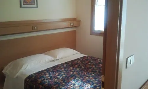 Tahiti Camping And Thermae Bungalow Park 3* コマッキオ